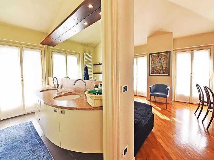 Immagine 8 di Villa in vendita  a Besana In Brianza