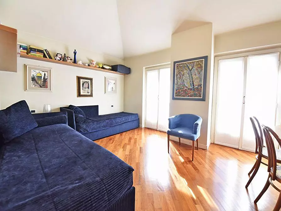 Immagine 5 di Villa in vendita  a Besana In Brianza