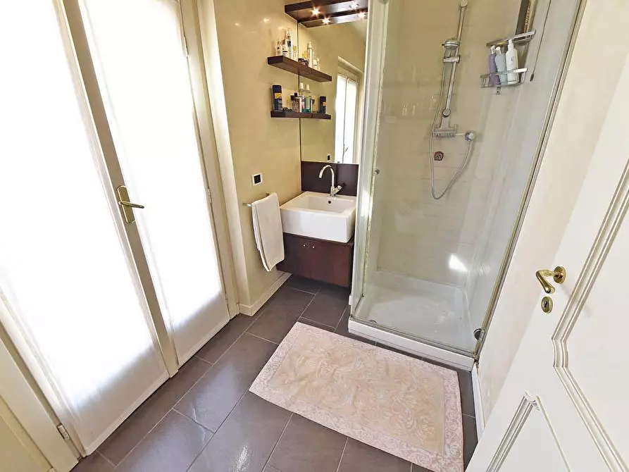 Immagine 3 di Villa in vendita  a Besana In Brianza