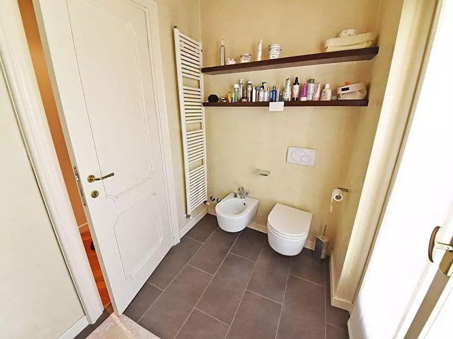 Immagine 4 di Villa in vendita  a Besana In Brianza