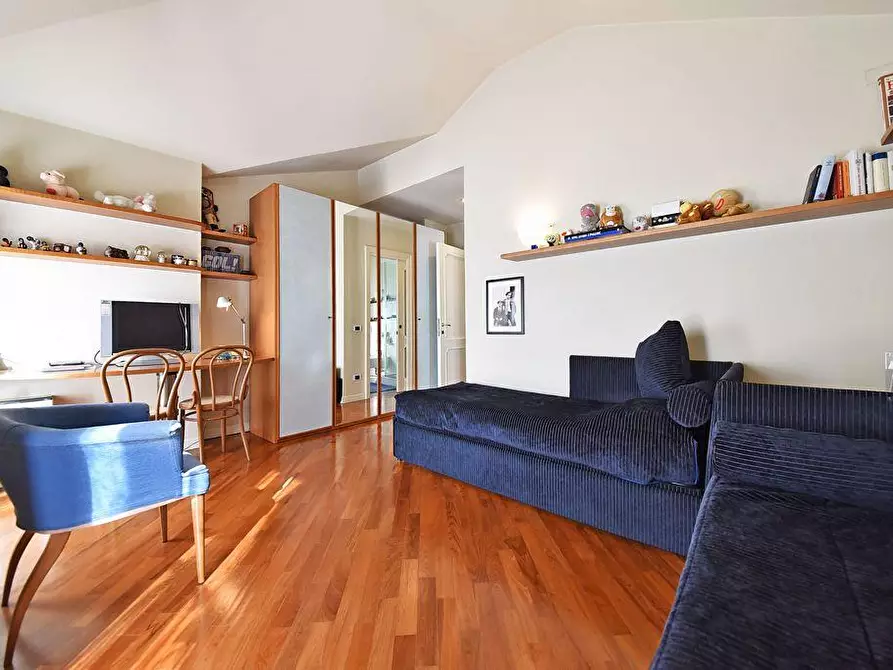 Immagine 6 di Villa in vendita  a Besana In Brianza