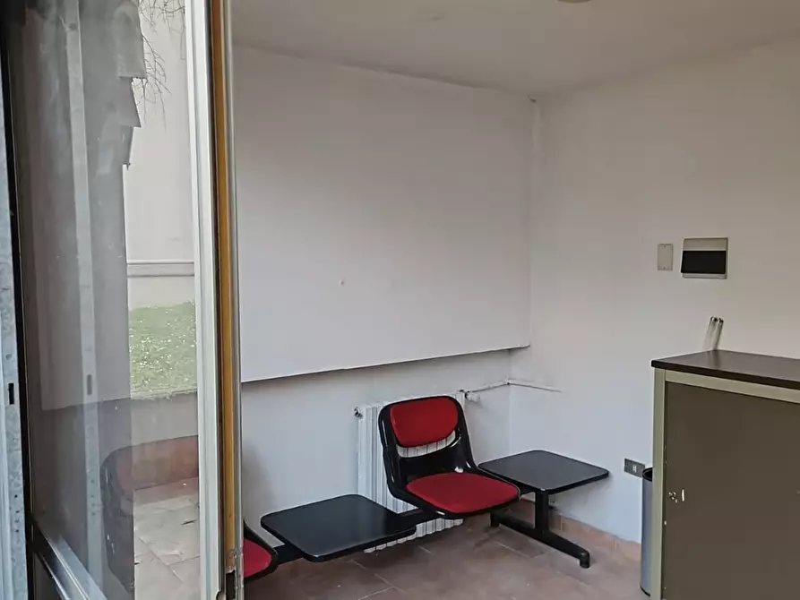 Immagine 2 di Locale commerciale in vendita  a Monza