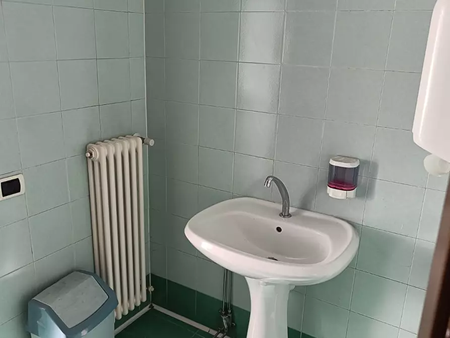 Immagine 1 di Locale commerciale in affitto  a Como