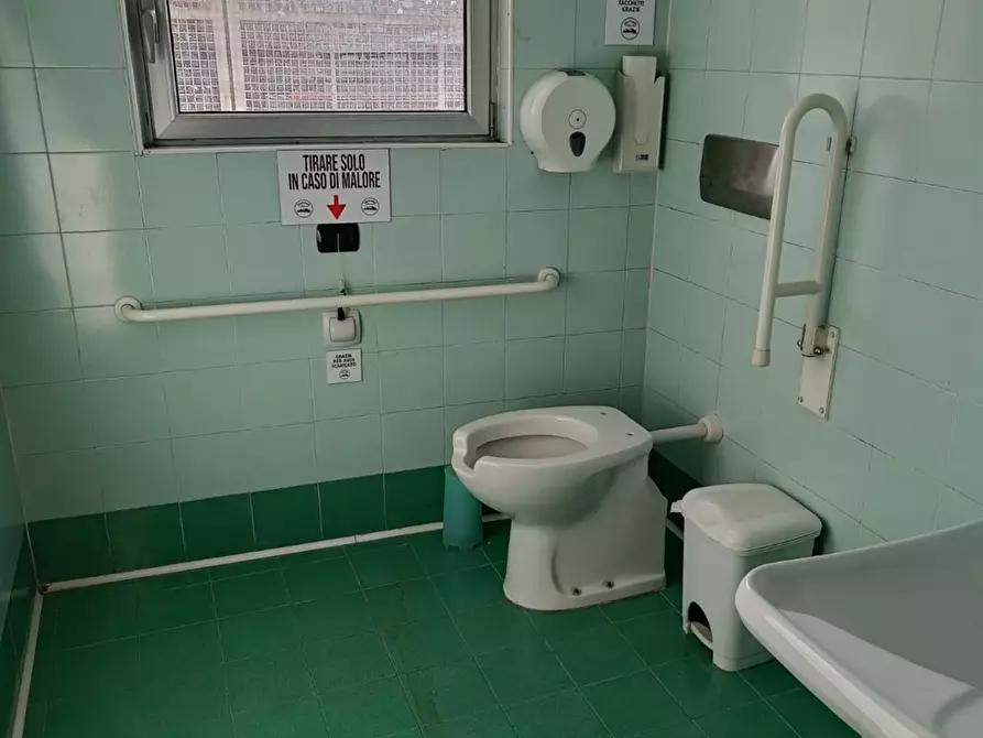 Immagine 2 di Locale commerciale in affitto  a Como