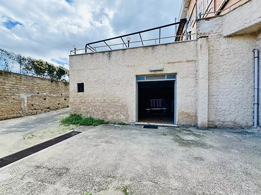 Immagine 1 di Box auto in vendita  a Ardea