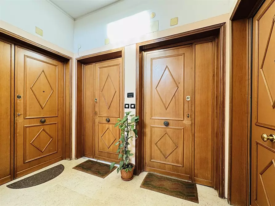 Immagine 5 di Appartamento in vendita  in Via Dei Mille 50 a Marino