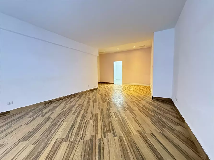 Immagine 2 di Locale commerciale in vendita  in via san filippo neri 16 a Albano Laziale