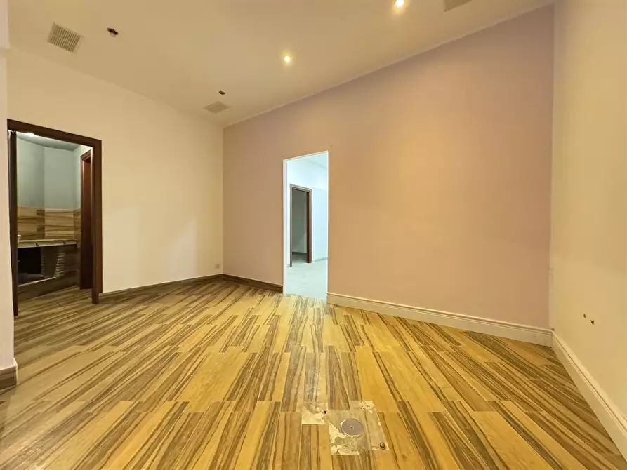 Immagine 3 di Locale commerciale in vendita  in via san filippo neri 16 a Albano Laziale