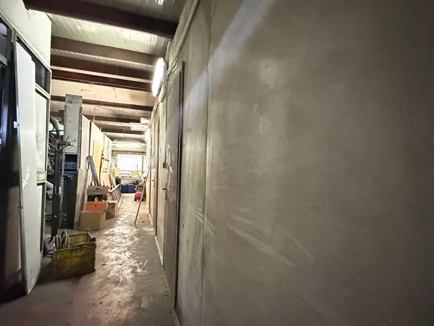 Immagine 1 di Locale commerciale in vendita  in VIA PERLATURA 49 a Ariccia