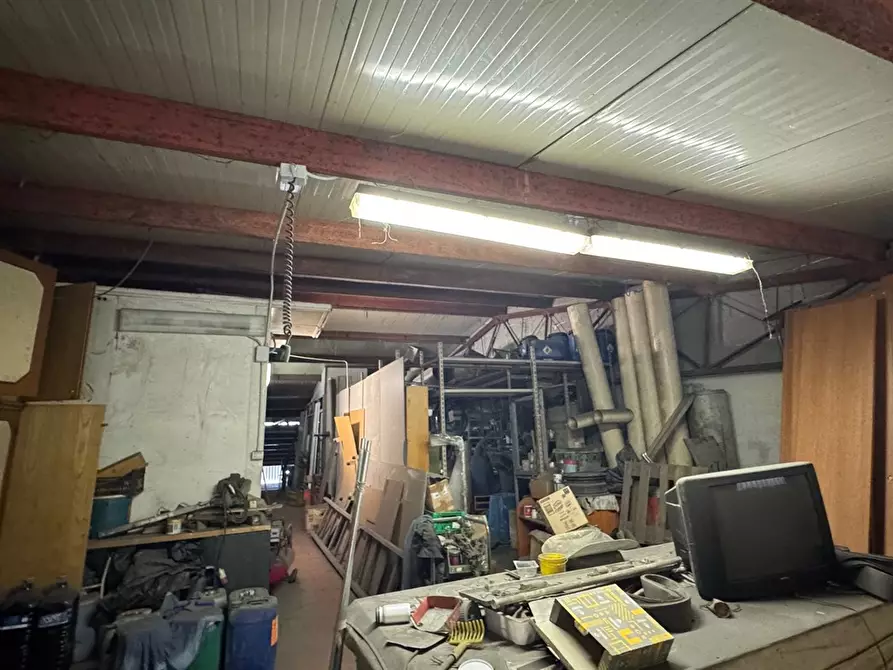 Immagine 2 di Locale commerciale in vendita  in VIA PERLATURA 49 a Ariccia