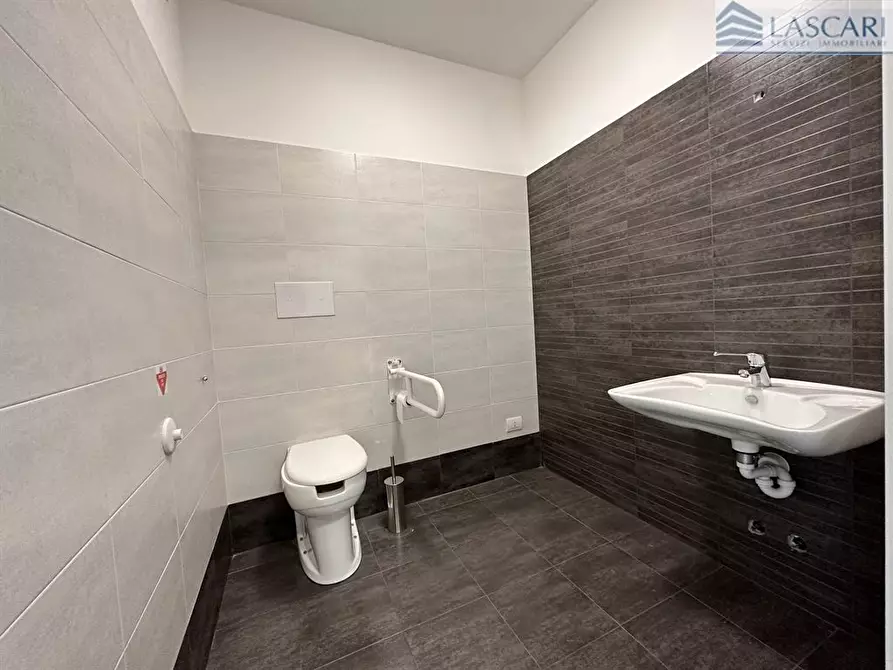 Immagine 1 di Negozio in affitto  in Via Roggia Guidana a Bergamo