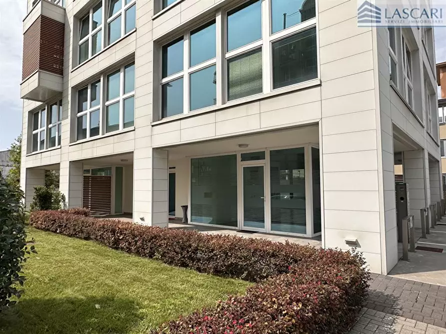 Immagine 1 di Negozio in affitto  in Via Roggia Guidana a Bergamo