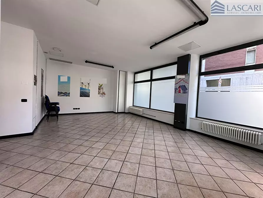 Immagine 2 di Negozio in affitto  in Via dei Carpinoni a Bergamo