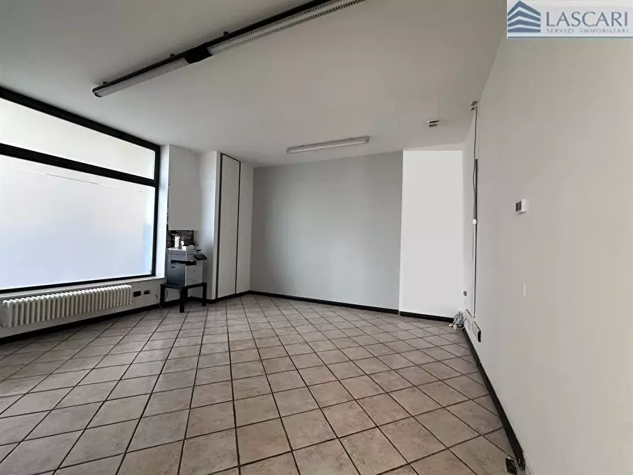 Immagine 8 di Negozio in affitto  in Via dei Carpinoni a Bergamo