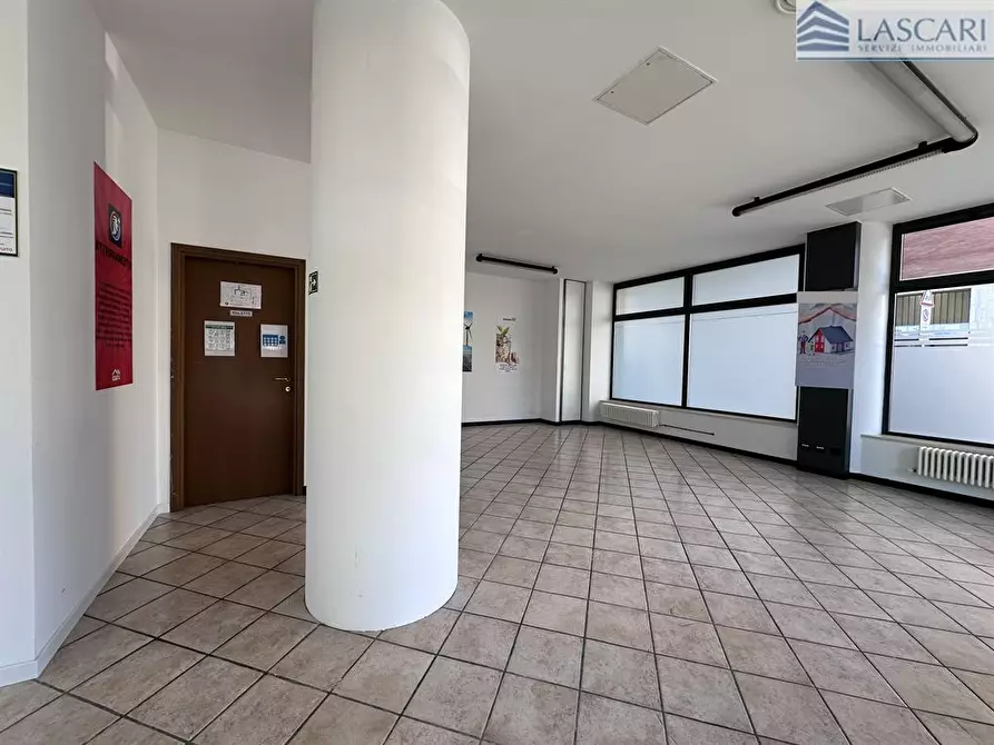 Immagine 3 di Negozio in affitto  in Via dei Carpinoni a Bergamo