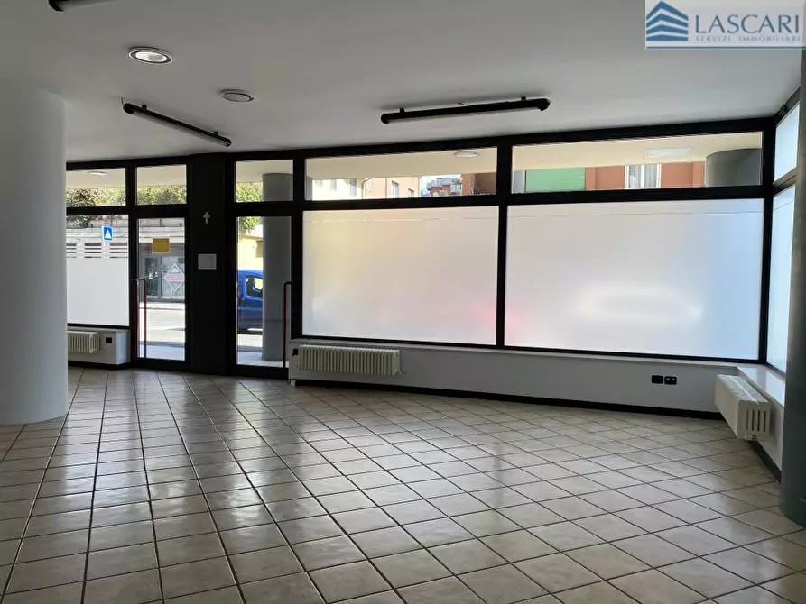 Immagine 3 di Negozio in affitto  in Via dei Carpinoni a Bergamo