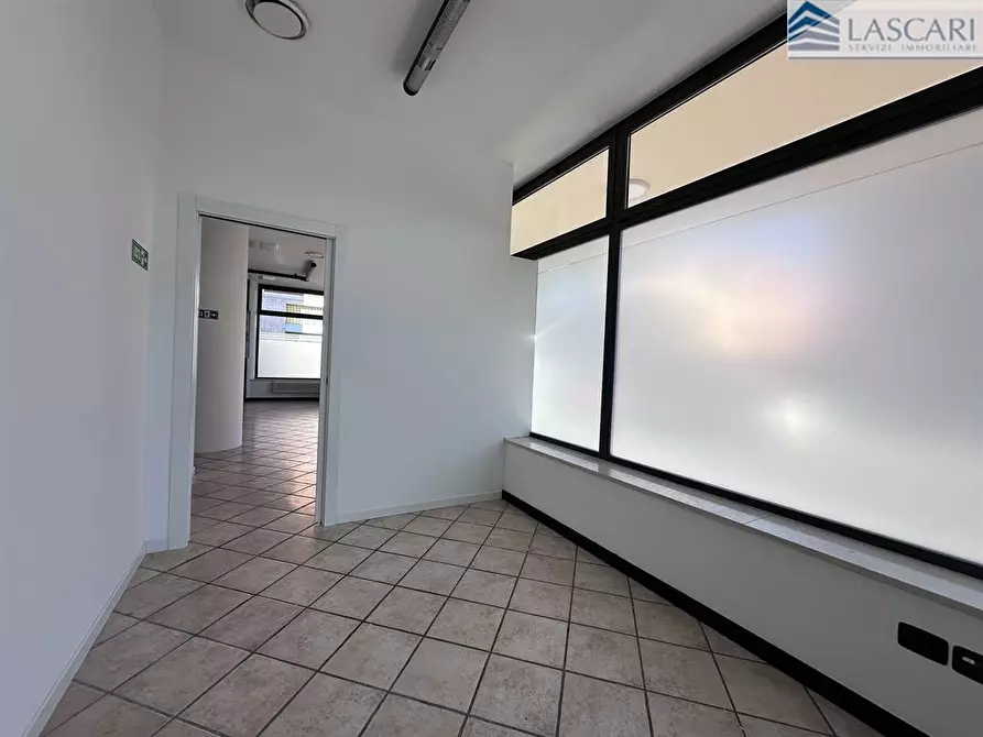 Immagine 6 di Negozio in affitto  in Via dei Carpinoni a Bergamo