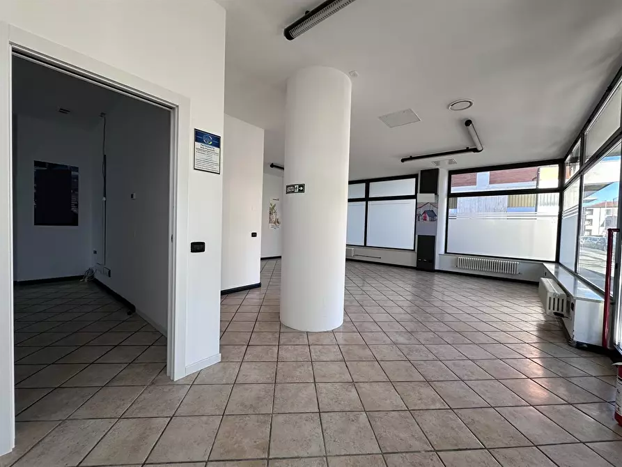 Immagine 1 di Negozio in affitto  in Via dei Carpinoni a Bergamo