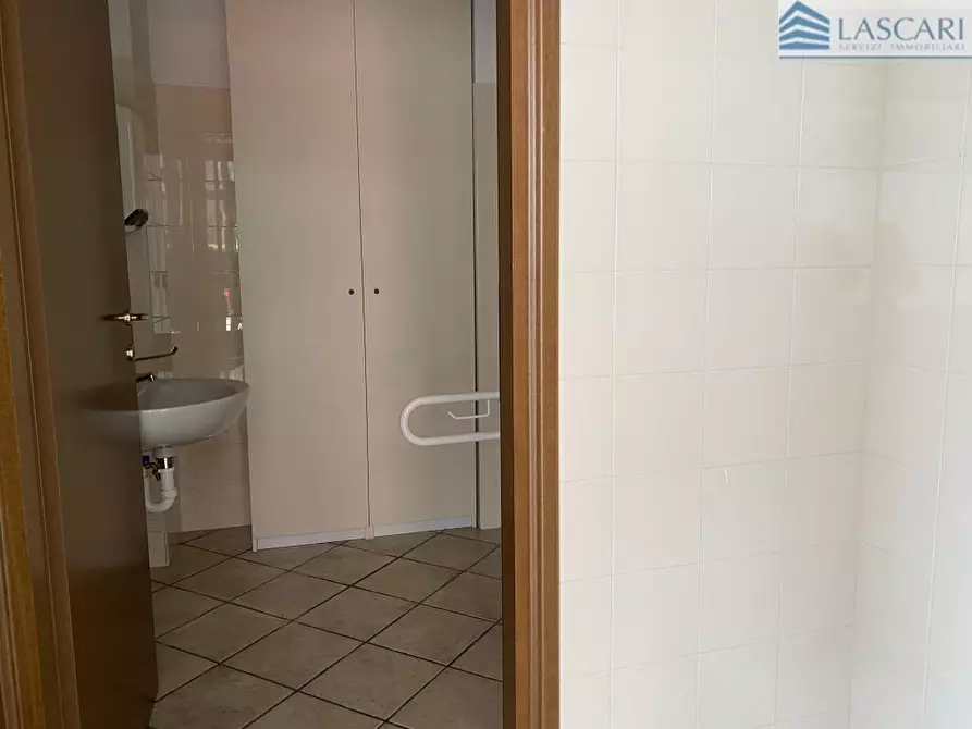 Immagine 9 di Negozio in affitto  in Via dei Carpinoni a Bergamo