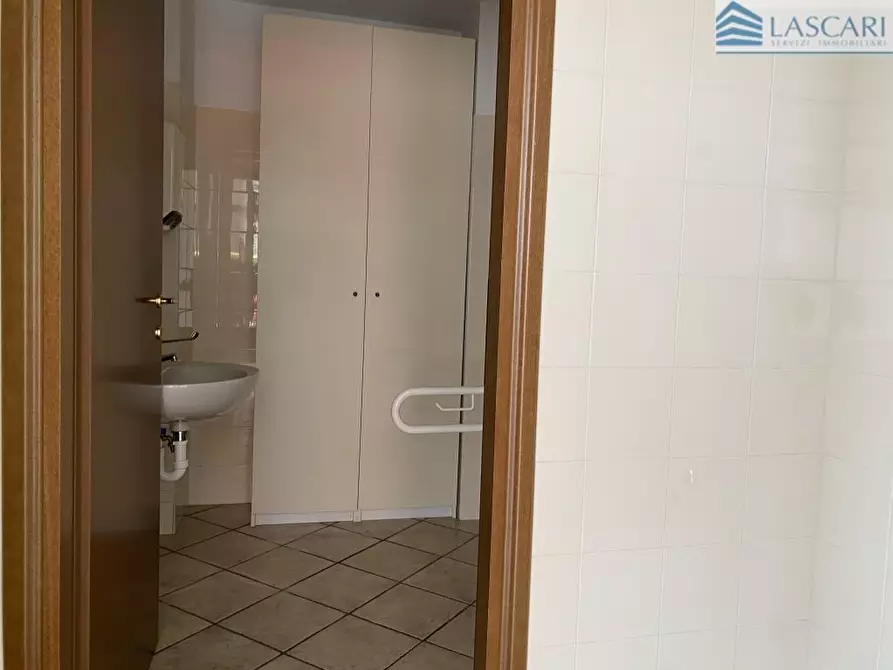 Immagine 2 di Negozio in affitto  in Via dei Carpinoni a Bergamo