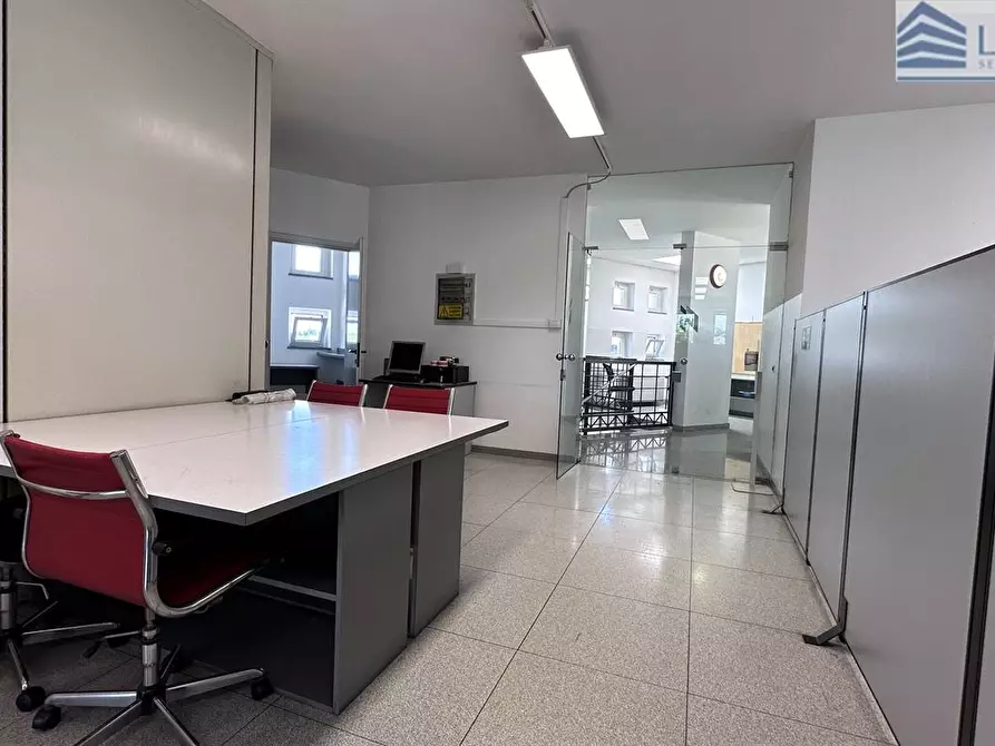 Immagine 6 di Stabile in affitto  in Via Zanica 58 a Bergamo