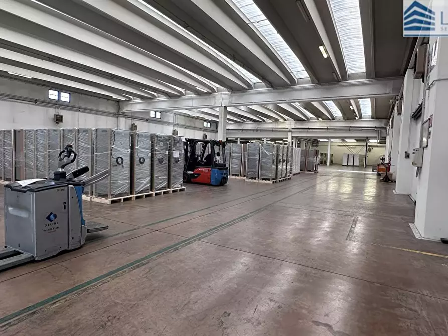 Immagine 1 di Capannone industriale in affitto  in Via Pascoli 6 a Presezzo