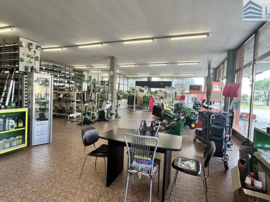 Immagine 1 di Locale commerciale in affitto  in Via G.Marconi a Comun Nuovo