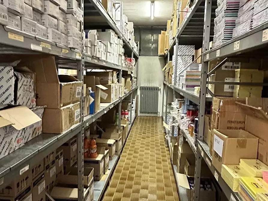 Immagine 8 di Negozio in vendita  a Bergamo