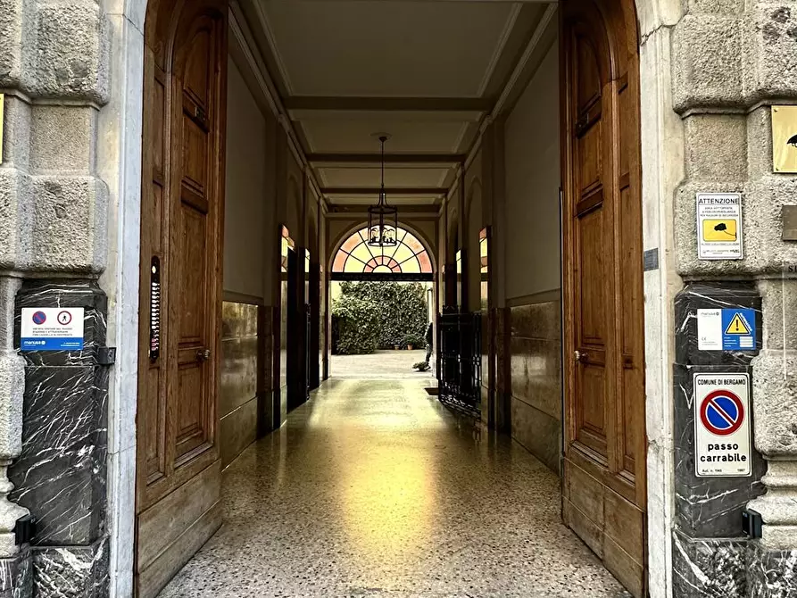 Immagine 2 di Negozio in vendita  a Bergamo