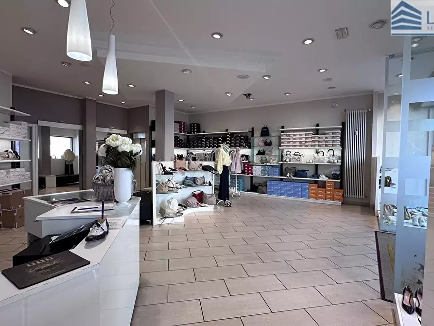 Immagine 5 di Negozio in vendita  in Via Don Luigi Palazzolo 43 a Bergamo