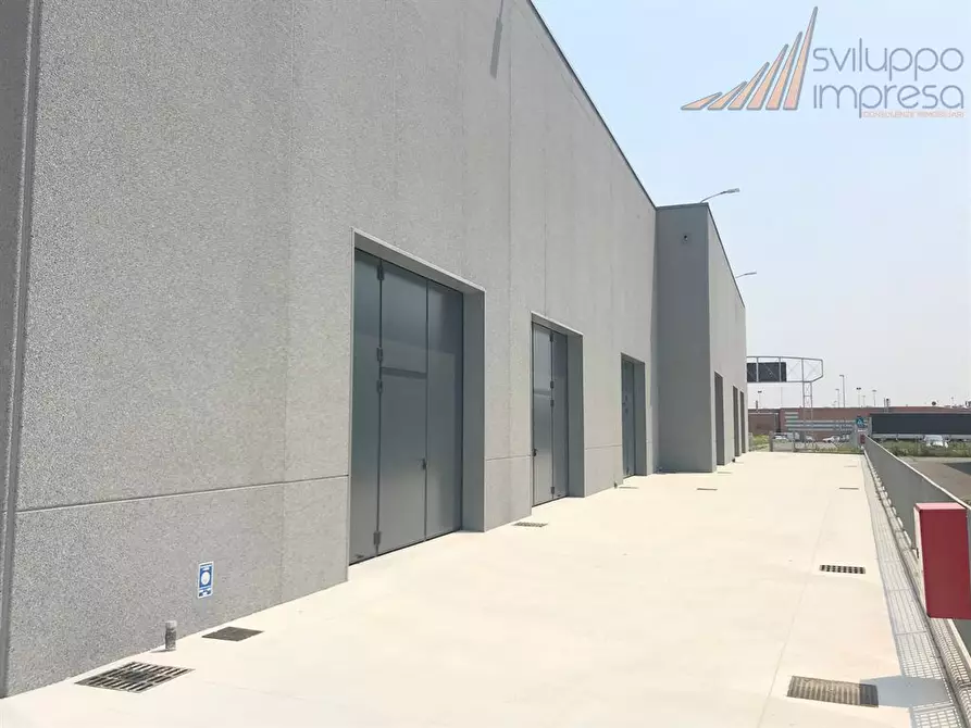 Immagine 2 di Capannone industriale in affitto  in via italia 175 a Busnago