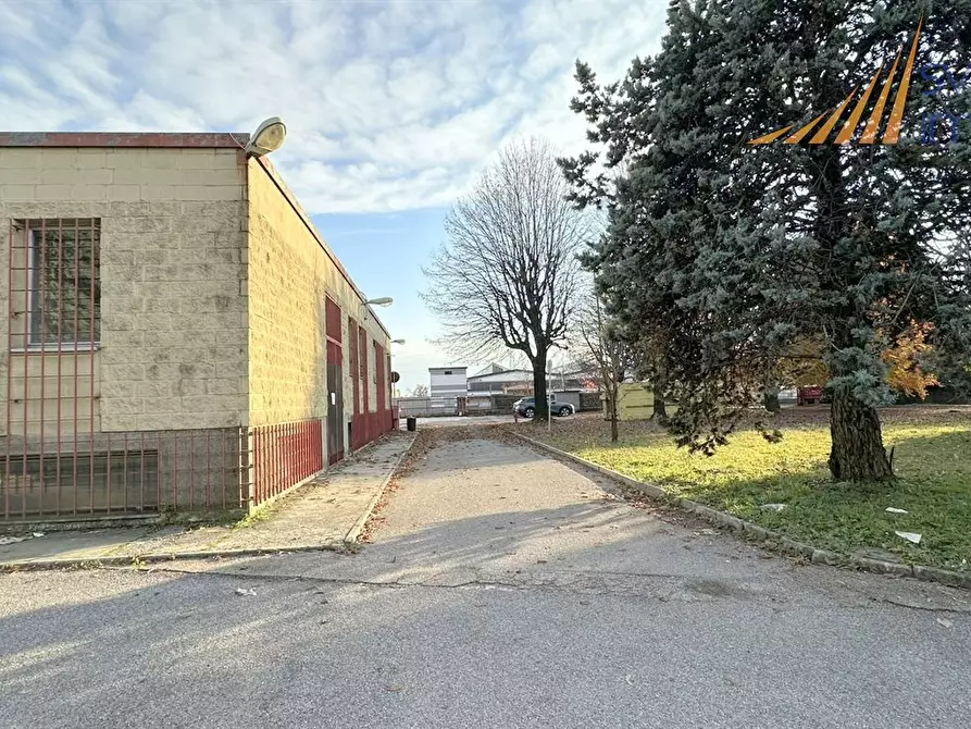 Immagine 1 di Capannone industriale in affitto  in via dei Chiosi 18 a Cavenago Di Brianza
