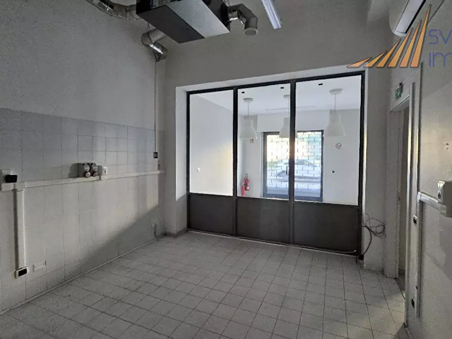 Immagine 8 di Negozio in affitto  in via valtellina 55/57 a Cinisello Balsamo