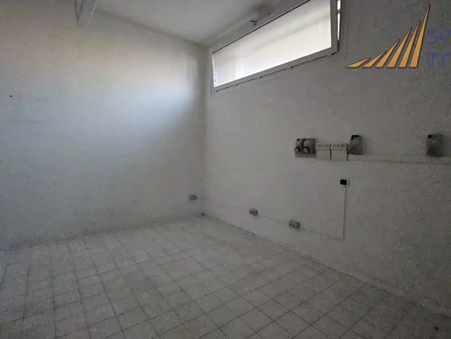 Immagine 2 di Negozio in affitto  in via valtellina 55/57 a Cinisello Balsamo