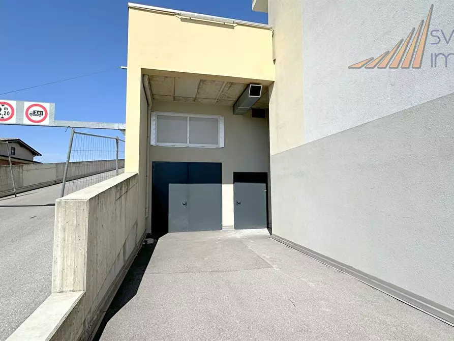Immagine 4 di Negozio in affitto  in via del Commercio 22 a Busnago