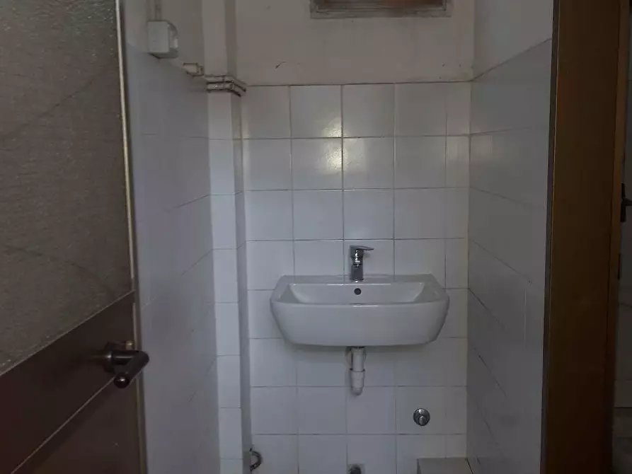 Immagine 4 di Capannone industriale in affitto  in via giacomo matteotti a Pessano Con Bornago