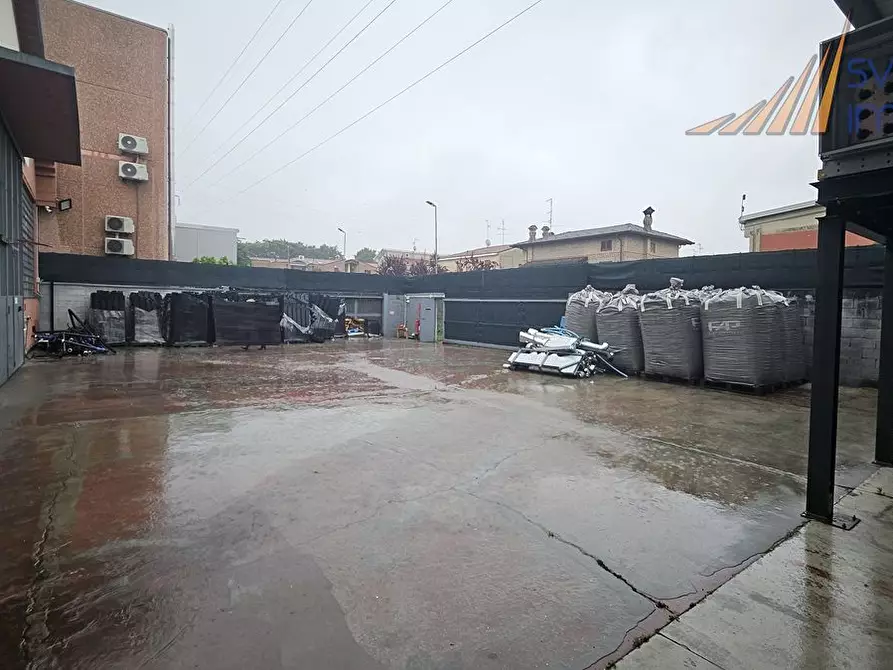 Immagine 2 di Capannone industriale in affitto  in Via Girolamo Birago 16 / 11 a Cologno Monzese