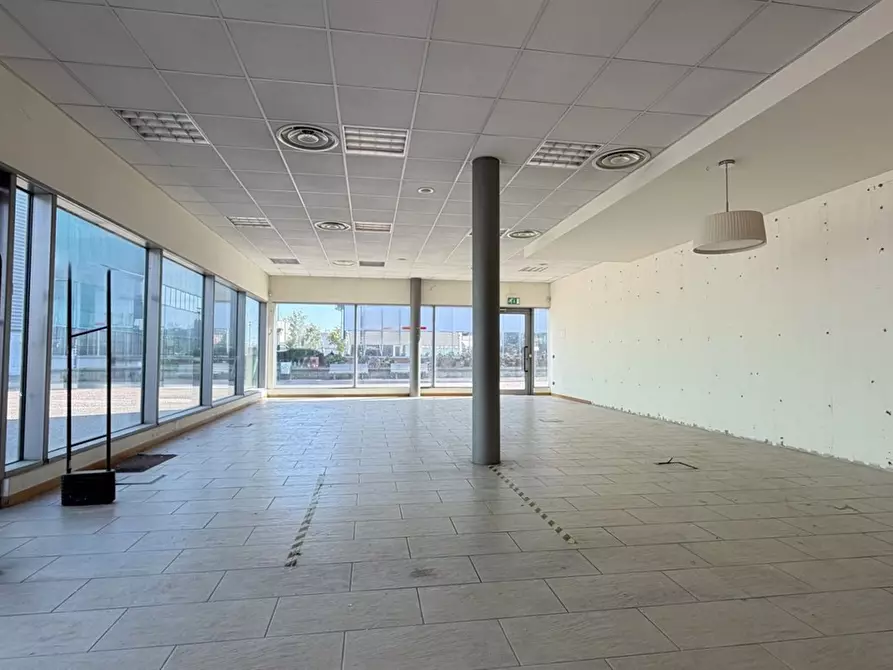 Immagine 3 di Negozio in affitto  in piazza montanelli 16 a Sesto San Giovanni