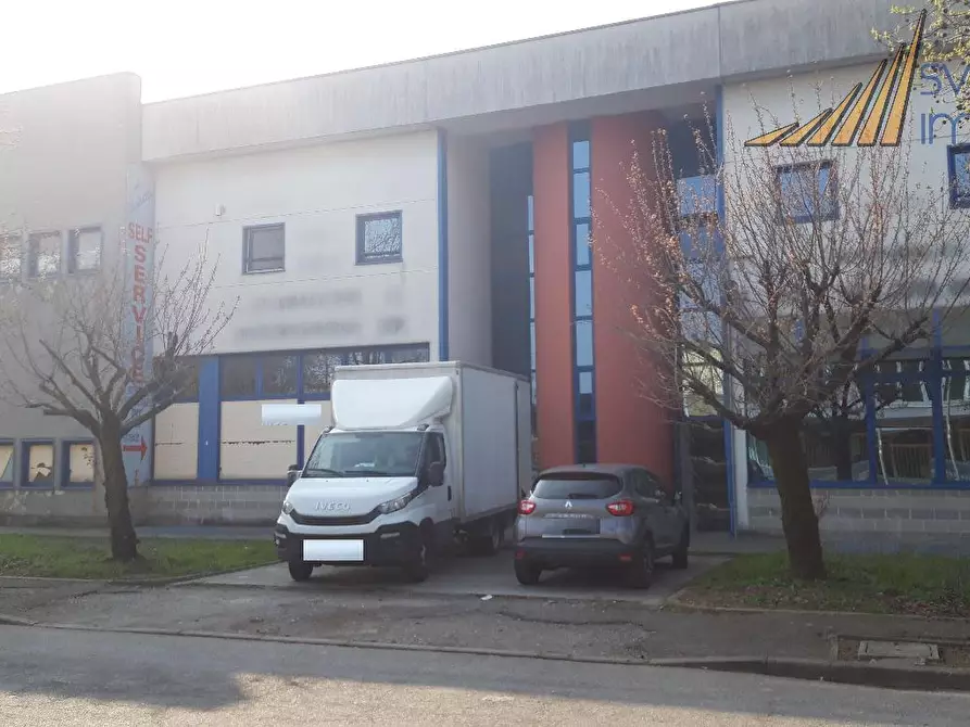 Immagine 2 di Laboratorio in affitto  in via Galilei 2 a Pessano Con Bornago