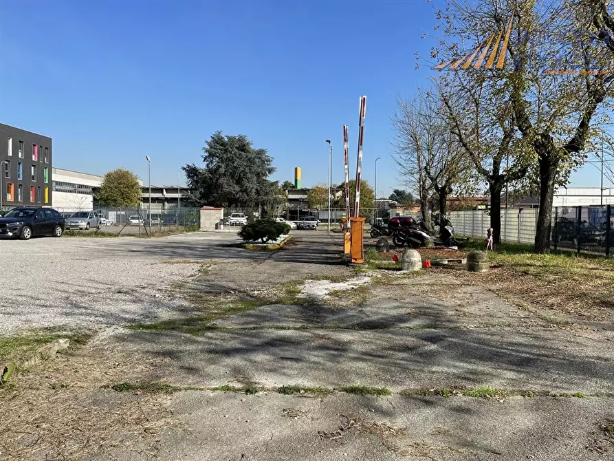 Immagine 7 di Negozio in vendita  in viale dell'Industria 1 a Paderno Dugnano