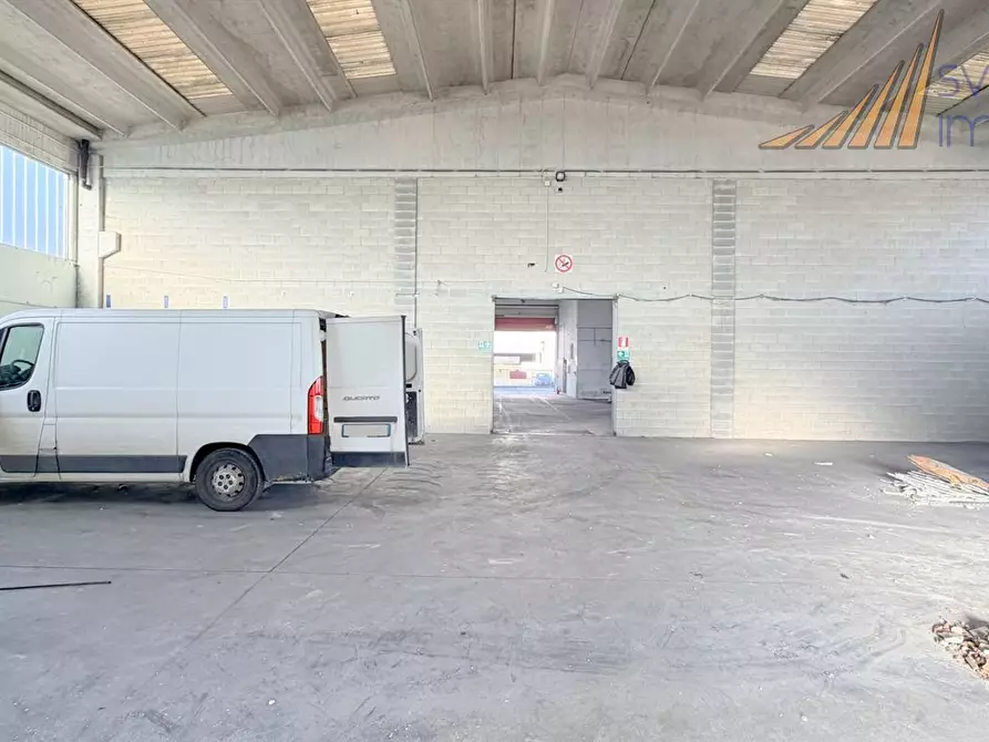 Immagine 4 di Capannone industriale in affitto  a Bellusco