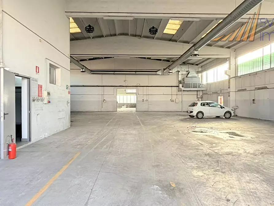 Immagine 2 di Capannone industriale in affitto  a Bellusco