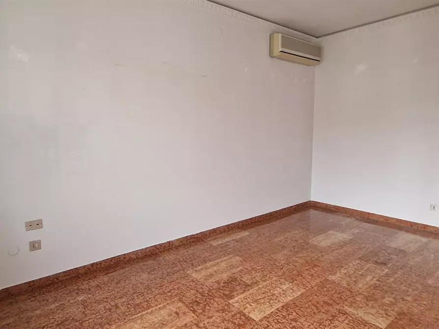 Immagine 2 di Appartamento in vendita  in VIA DON EUGENIO BELLEMO a Chioggia