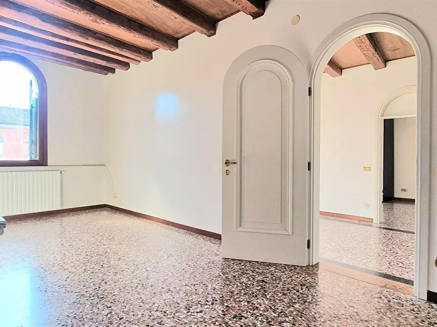 Immagine 2 di Appartamento in vendita  in CORSO DEL POPOLO 1217 a Chioggia