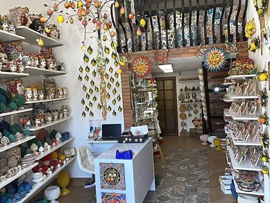 Immagine 1 di Negozio in vendita  in Piazza Guglielmo II a Monreale