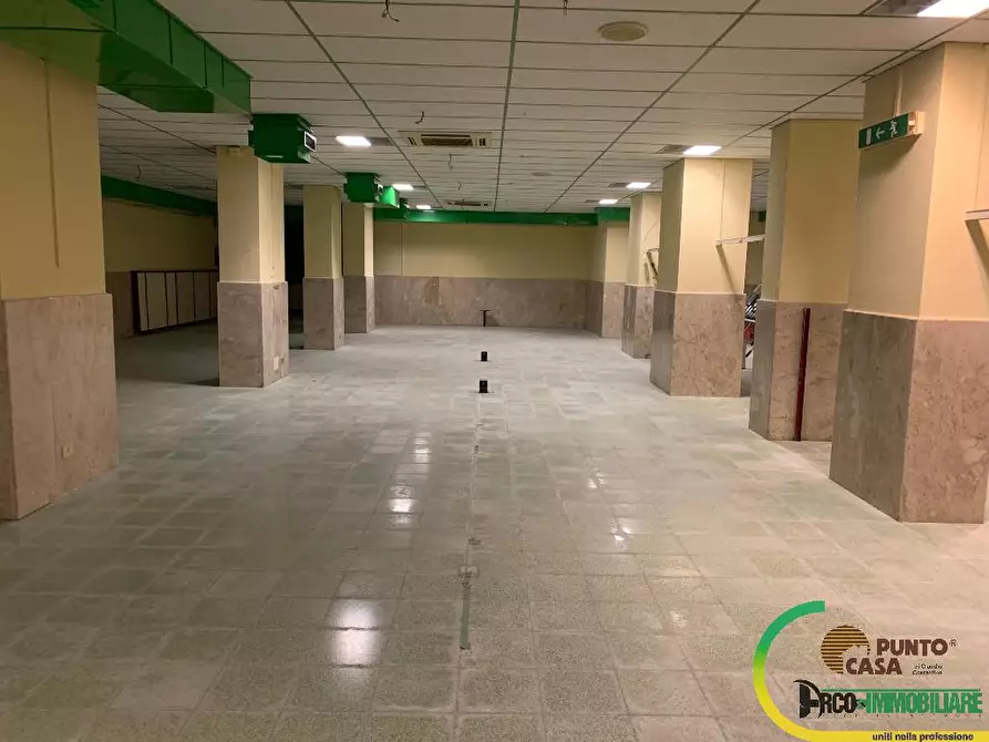 Immagine 1 di Magazzino in vendita  in Via Notarbartolo 2H a Palermo