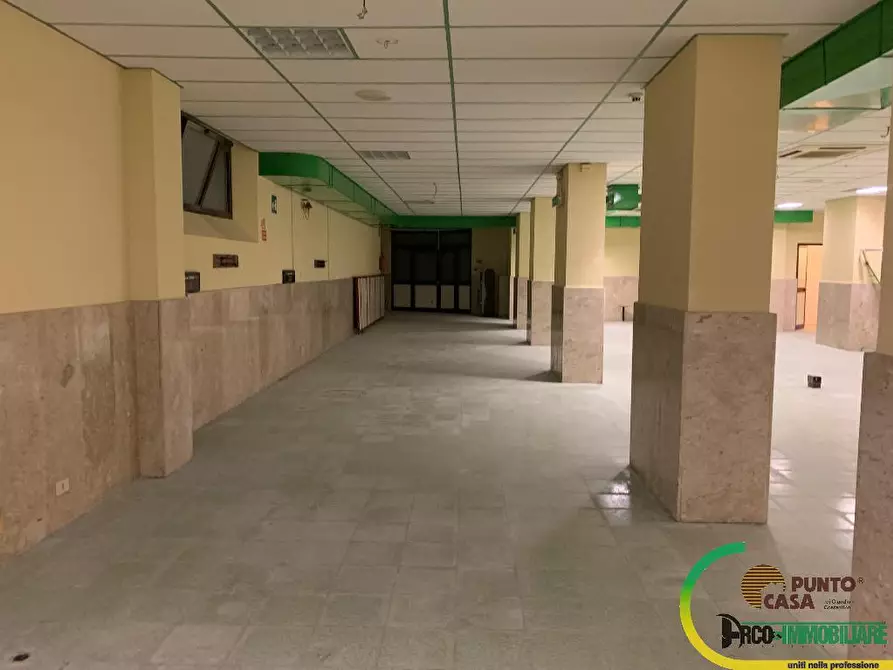 Immagine 2 di Magazzino in vendita  in Via Notarbartolo 2H a Palermo