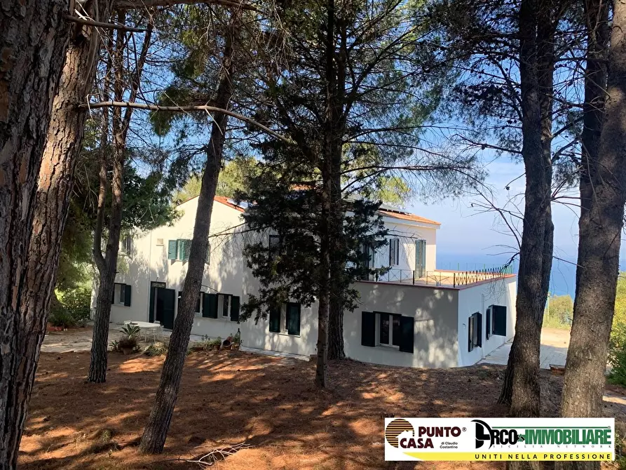 Immagine 1 di Villa in vendita  in Via Roccazzo a Cefalù