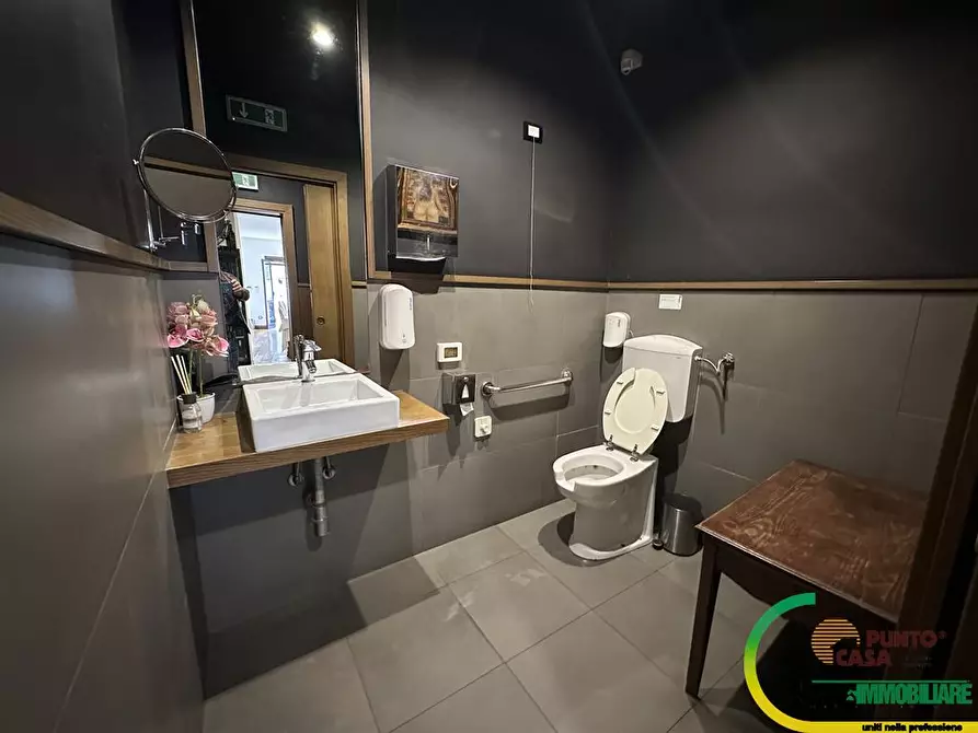 Immagine 6 di Locale commerciale in vendita  in via dello spasimo a Palermo