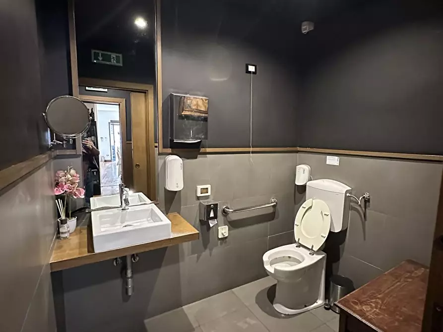 Immagine 9 di Locale commerciale in vendita  in via dello spasimo a Palermo